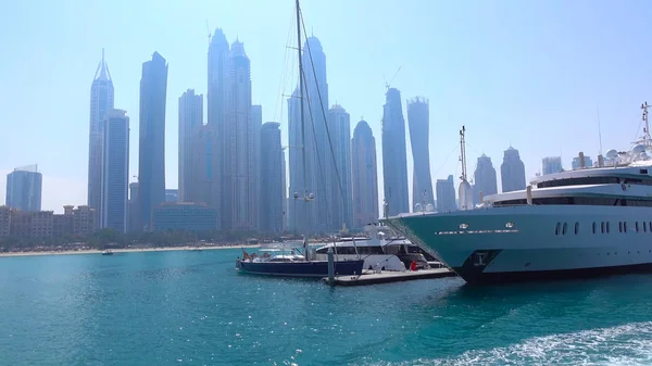 Dubai, Birleşik Arap Emirlikleri - Nisan, 2018: Dubai şehir silüetinin geceleri. En uzun otel dünyanın Gevora. Sheikh zayed road. Lüks seyahat. -Görüntü