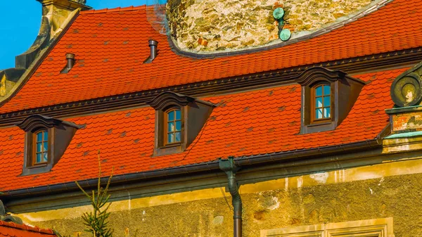 Polonya'da sonbaharda eski kale