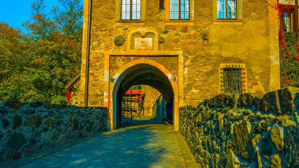 Un beau cliché en Pologne Ancienne entrée du château / surplombant la rivière / Au coucher du soleil / Old steed 2018 — Photo