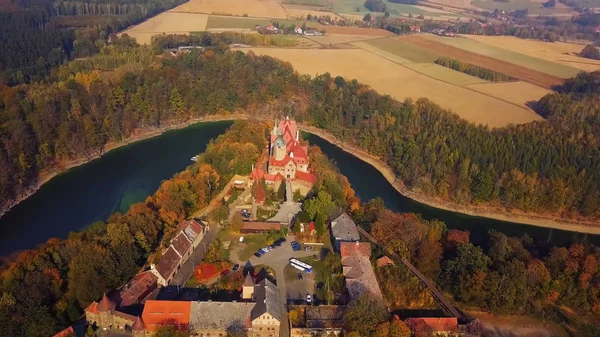 Krakow Polonya Wawel kale ünlü dönüm noktası. Wisla nehri kıyısında pitoresk manzara. Beyaz gökyüzü ve bulut ile sonbahar gün batımı