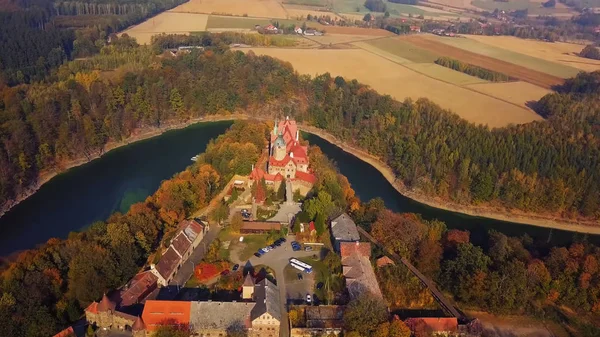 Krakow Polonya Wawel kale ünlü dönüm noktası. Wisla nehri kıyısında pitoresk manzara. Beyaz gökyüzü ve bulut ile sonbahar gün batımı