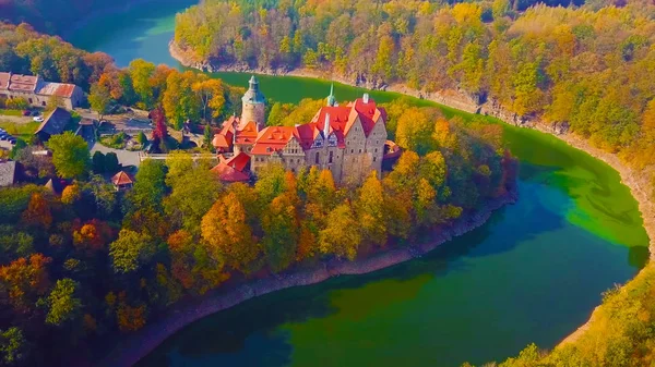 Krakow Polonya Wawel kale ünlü dönüm noktası. Wisla nehri kıyısında pitoresk manzara. Beyaz gökyüzü ve bulut ile sonbahar gün batımı