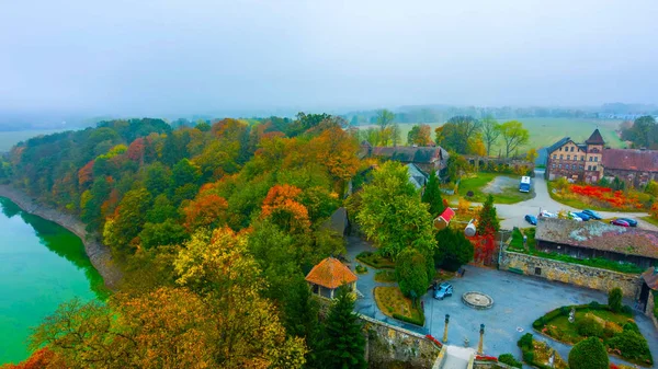 Krakow Polonya Wawel kale ünlü dönüm noktası. Wisla nehri kıyısında pitoresk manzara. Beyaz gökyüzü ve bulut ile sonbahar gün batımı