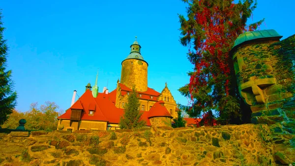 Polonya'da eski bir kalenin güzel bir fotoğrafı // 2018