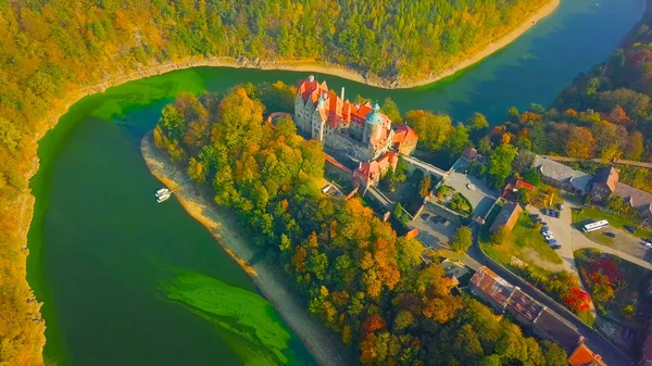 Wawel kastély híres mérföldkő Krakkóban Lengyelországban. Festői táj partján Wisla folyón. Őszi naplemente fehér égbolttal és felhővel — Stock Fotó