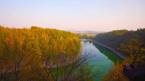 Evler ve ağaçlar ile Peyzaj || Nehir üzerinde bir köyün güzel bir çekim 2018 Polonya