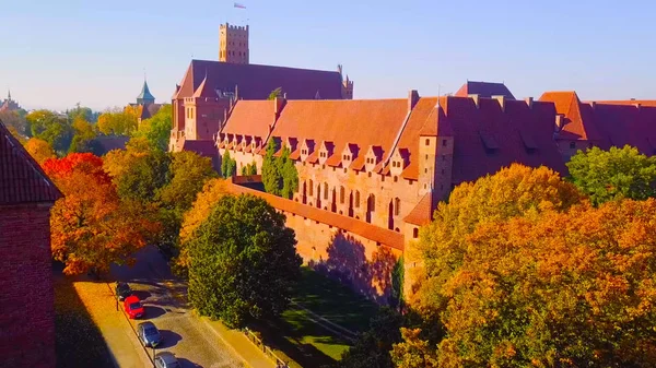 Varsó, a királyi vár és a régi város naplementekor 2019-Lengyelország 1-2019 — Stock Fotó