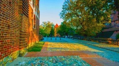 eski şehirde sokak : Bahçede güzel sonbahar - kuzey Polonya - dağların ortasında bir tünel ile - parkın ortasında bir koridor ile - Ocak 2019