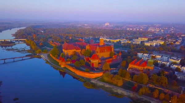 Evler ve ağaçlarla manzara / Nehir suyu ve gökkuşağı ile 1.2019 Polonya