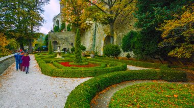 Kuzey Polonya'da güzel sonbahar - küçük bir köyde - dağların arasında - Ocak 2019