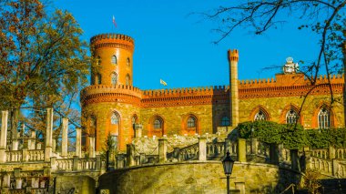 Krakow / Polonya - 23 Mart 2018: Wawel kalesine giden yol. Kuleler ve kale duvarları. Cracow