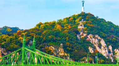Budapeşte, Macaristan - Mai 01, 2019 : Budapeşte'de Tuna nehri üzerinde zincir köprü. Macaristan. Eski binalar ve opera kubbeleri ile kentsel peyzaj panoraması