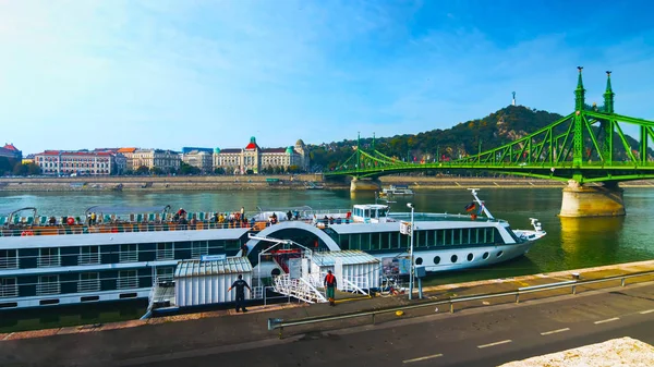 Budapeşte, Macaristan - Mai 01, 2019 : Budapeşte'de Tuna nehri üzerinde zincir köprü. Macaristan. Eski binalar ve opera kubbeleri ile kentsel peyzaj panoraması.