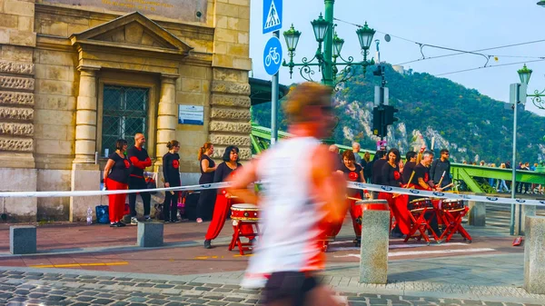 Budapeşte, Macaristan - Mai 01, 2019 : Tanımlanamayan maraton koşucuları 35 ve Telekom Vivicitta İlkbahar Yarı Budapeşte Uluslararası Maratonu'na katılıyor