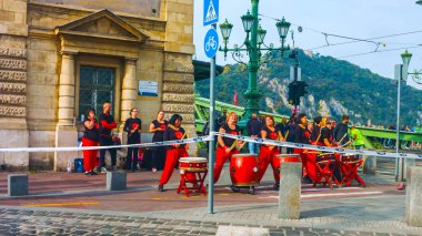 Budapeşte, Macaristan - Mai 01, 2019 : Farklı insanların Rio Style Parade sıcak hava varış kutladı Bahar Festivali Geçit Töreni-izleyiciler boyunca tezahürat yaparken
