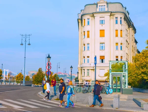Budapeşte, Macaristan - Mai 01, 2019 : Ünlü Vaci Utca'da turistler ve ziyaretçiler, Budapeşte'nin ana alışveriş caddesi, Macaristan
