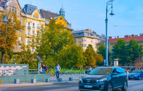 Budapeşte, Macaristan - Mai 01, 2019 : Güneşli yaz gününde Macaristan'ın Szentendre kentinin manzara manzarası. Szentendre Budapes kalan turistler için sanat ve popüler bir yer bir şehir