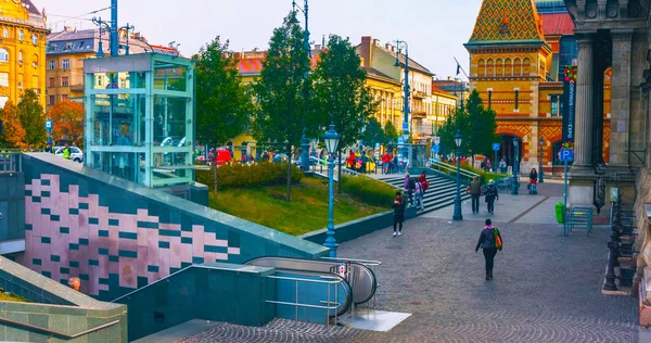 Budapeşte, Macaristan - Mai 01, 2019 : Güneşli yaz gününde Macaristan'ın Szentendre kentinin manzara manzarası. Szentendre Budapes kalan turistler için sanat ve popüler bir yer bir şehir