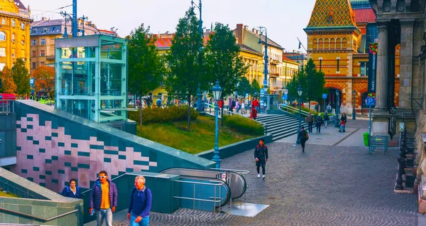 Budapeşte, Macaristan - Mai 01, 2019 : Güneşli yaz gününde Macaristan'ın Szentendre kentinin manzara manzarası. Szentendre Budapes kalan turistler için sanat ve popüler bir yer bir şehir