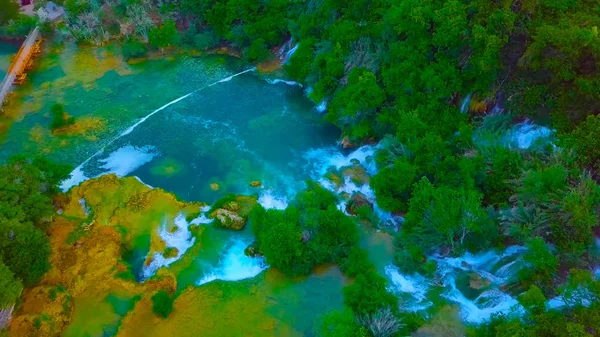 クロアチア、ヨーロッパの鳥の目のビュー;最後の日差しは、プリトヴィツェ国立公園の純粋な水の滝を点灯します。青い湖と緑の森のカラフルな春のパノラマ。クロアの素晴らしい田園地帯の景色 — ストック写真