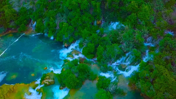 Widok z lotu ptaka z Chorwacji, Europa; Ostatnie światło słoneczne świeci wodospad czystej wody na Parku Narodowym Jezior Plitwickich. Kolorowa, wiosenna Panorama zielonego lasu z błękitnym jeziorem. Wspaniały widok na okolicę Croa — Zdjęcie stockowe