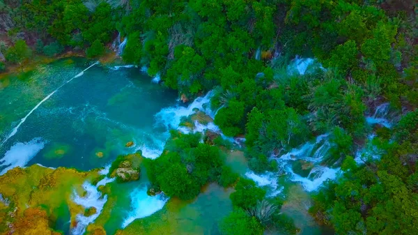 Bird's Eye View van Kroatië, Europa; Het laatste zonlicht verlicht de waterval van het water van Plitvice Nationaal Park. Kleurrijke lente panorama van groene bos met Blue Lake. Geweldig uitzicht op het platteland van croa — Stockfoto