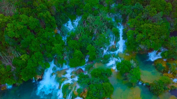 Vogelperspektive auf Kroatien, Europa; letztes Sonnenlicht erhellt den reinen Wasserfall im Plitvicer Nationalpark. buntes Frühlingspanorama von grünem Wald mit blauem See. große Landschaft Blick auf croa — Stockfoto