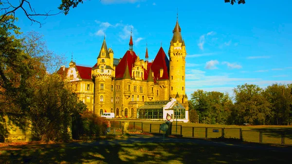 Beaux palais au milieu de la forêt - air naturel - un endroit plus que merveilleux - beau nord de la Pologne 2019 — Photo