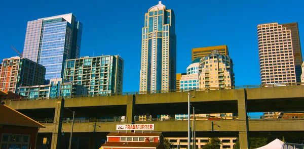 Seattle, Washington, Abd (mai 9, 2019) Downtown Seattle,Grafik modern Seattle şehir gökdelenleri mavi berrak gökyüzü ile..