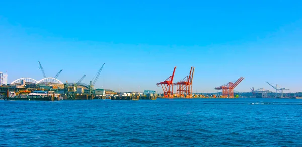 Seattle, Washington, EUA (mai 5, 2019). Navio de contêineres e guindastes de estaleiro, Seattle waterfront Puget Sound, Pacific Northwest . — Fotografia de Stock