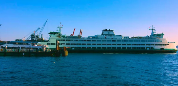 Seattle, Washington, Abd (mai 5, 2019) Gün batımından önceki altın saatte Pier 58'de büyük tekerlek, Alaska yolu, Downtown, Turist teknesi atlama , Seattle, Washington, Abd, Kuzey Amerika.