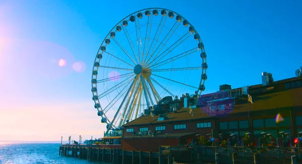 Seattle, Washington, Abd (mai 5, 2019) Arka planda ikonik Great Wheel ile seattle sahil restoran..