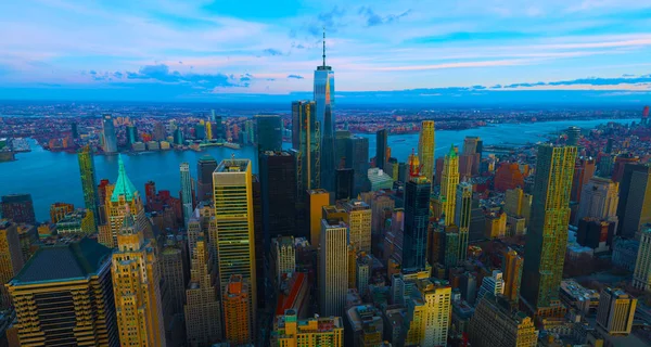 Horizonte panorámico de la ciudad de Nueva York al amanecer. Edificios de oficinas / rascacielos de Manhattan por la mañana. Shot.usa panorámica de la ciudad de Nueva York . —  Fotos de Stock
