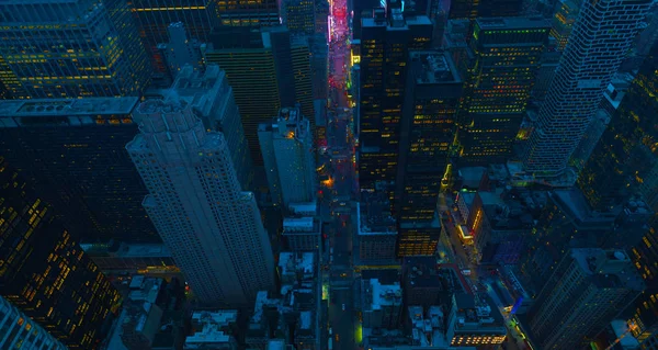De straten van New York City 's nachts. Luchtfoto naar Manhattan Downtown Crossing. Amerika thema. Grote appel thema. USA 2019 — Stockfoto