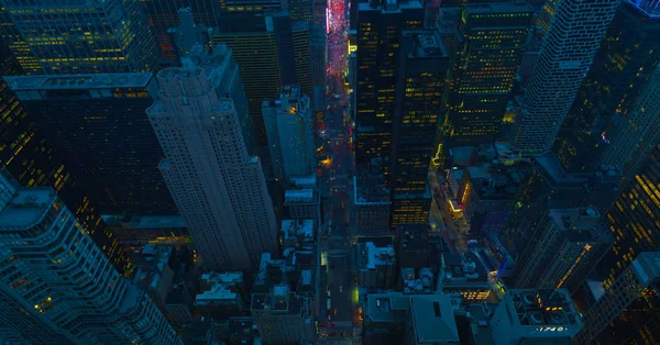 Strade di New York di notte. Vista aerea per Manhattan attraversamento del centro. Tema America. Grande mela theme.usa 2019 — Foto Stock