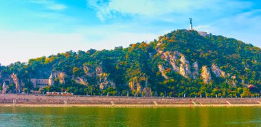 Budapeşte, Macaristan, (mai 15, 2019) Budapeşte 'nin arka planda Özgürlük Heykeli, Özgürlük Köprüsü ve Nehir Tuna Nehri, Budapeşte turizm merkezleri, Avrupa' nın En İyi Çöküntüleri manzarası 