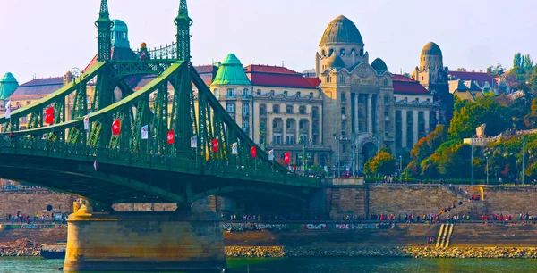 Budapest, Hungary ,(mai 15, 2019) ,Liberty Bridge in Budapest ,Panorama of Budapest, Hungary, with the Chain Bridge and the Parliament ,Top European Destinations 2019 — Stock Photo, Image