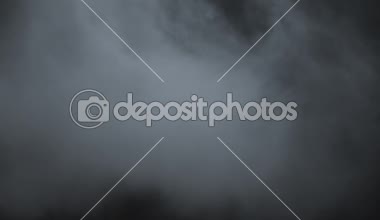 Atmosferik duman 4k. Arka plan pus. Soyut duman bulutu. Siyah arka plan üzerine ağır çekimde duman. Yavaş yavaş siyah arka plan karşı uzayda yüzen beyaz duman. Sis etkisi. Sis etkisi. 
