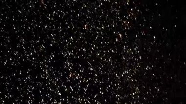 4 k yavaş hareket altın ışıltılı Yılbaşı kar fırtınası Vfx. kar fırtınası siyah ekranda. Şiddetli kar yağışı siyah. Noel Vfx Ekle öğesi. Parlak altın kar katmanları derinlemesine. 