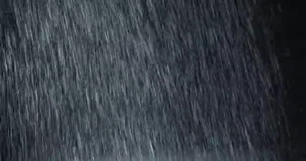 Chuva Vertical Pesada Caindo Frente Câmera Contra Tela Preta Gotas — Vídeo de Stock