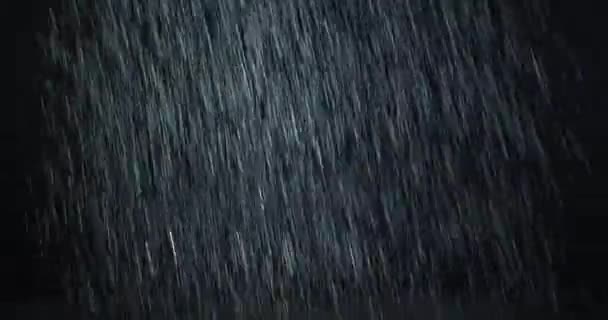 黒い画面に対してカメラの前で重い雨 雨滴飛散 クローズ アップ Vfx 挿入は雨します 実用的なシームレスに単発の映像 豪雨打撃黒い表面 — ストック動画