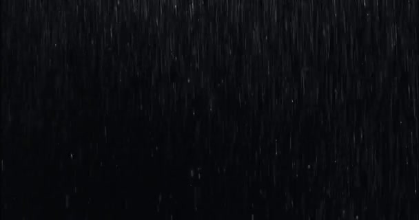 黒い画面に対してカメラの前での雨の重い壁 雨滴飛散 クローズ アップ Vfx 挿入は雨します 実用的なシームレスに単発の映像 黒の豪雨 — ストック動画