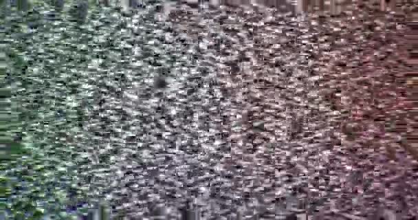 Réception cassée brouillage tv bruit statique. Insérer un élément. Faible signal de télévision. Mauvaise réception. Rétro TV. Chaînes de télévision bruit. Clignotement statique. Insertion écran. 4K. images de stock 