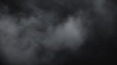 Atmosferik duman. Arka plan pus. Soyut duman bulutu. Siyah arka plan üzerine ağır çekimde duman. Yavaş yavaş siyah arka plan karşı uzayda yüzen beyaz duman. Sis etkisi. Sis etkisi.
