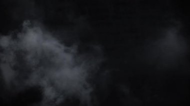 Ürkütücü sihirli Cadılar Bayramı. Atmosferik duman Vfx öğesi. Arka plan pus. Soyut duman bulutu. Siyah arka plan üzerine ağır çekimde duman. Yavaş yavaş siyah arka plan karşı uzayda yüzen beyaz duman. Sis etkisi. Sis etkisi.