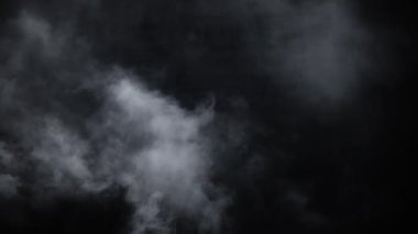 Ürkütücü sihirli Cadılar Bayramı. Atmosferik duman Vfx öğesi. Arka plan pus. Soyut duman bulutu. Siyah arka plan üzerine ağır çekimde duman. Yavaş yavaş siyah arka plan karşı uzayda yüzen beyaz duman. Sis etkisi. Sis etkisi.