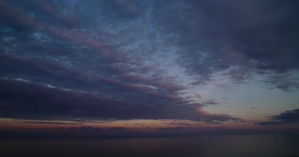夕方の空 湖夕焼け空時間の経過ライト ストレッチ雲を撮影します 高密度ストライプ雲の背後にある太陽ディスク 平らな水を反射します — ストック動画