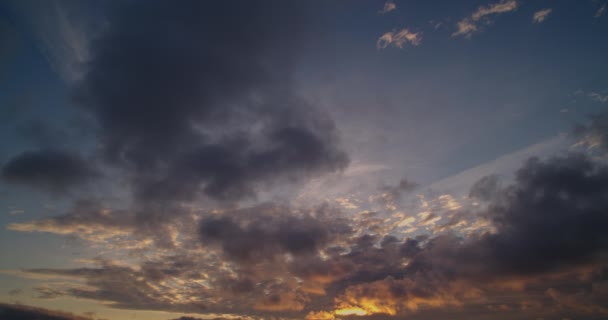 Ljus Utsträckta Moln Över Kvällshimlen Lake Solnedgång Himlen Tidsfördröjning Sköt — Stockvideo