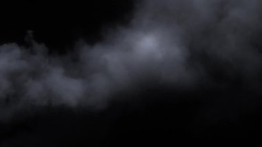 Ürkütücü Cadılar Bayramı büyüsü. Atmosferik duman VFX elementi. Belirsiz bir geçmişi var. Soyut duman bulutu. Siyah arkaplanda yavaş çekimde sigara iç.