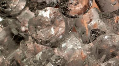  Dramatik Slow Motion Macro shot 'ı 1000 fps' lik buzlu viski bardağına dökülüyor. Buzlu nefis kola..